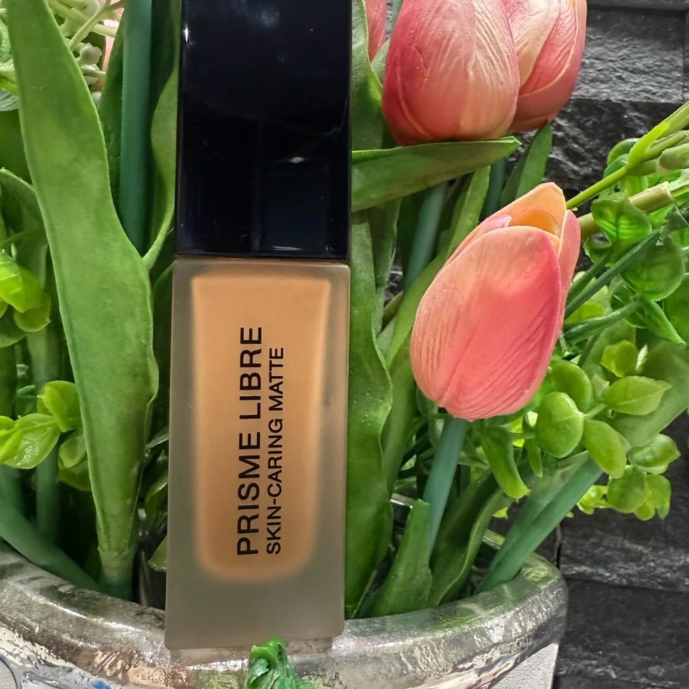 Givenchy PRISME LIBRE SKIN-CARING MATTE FOUNDATION 5-W355, Brand New without box